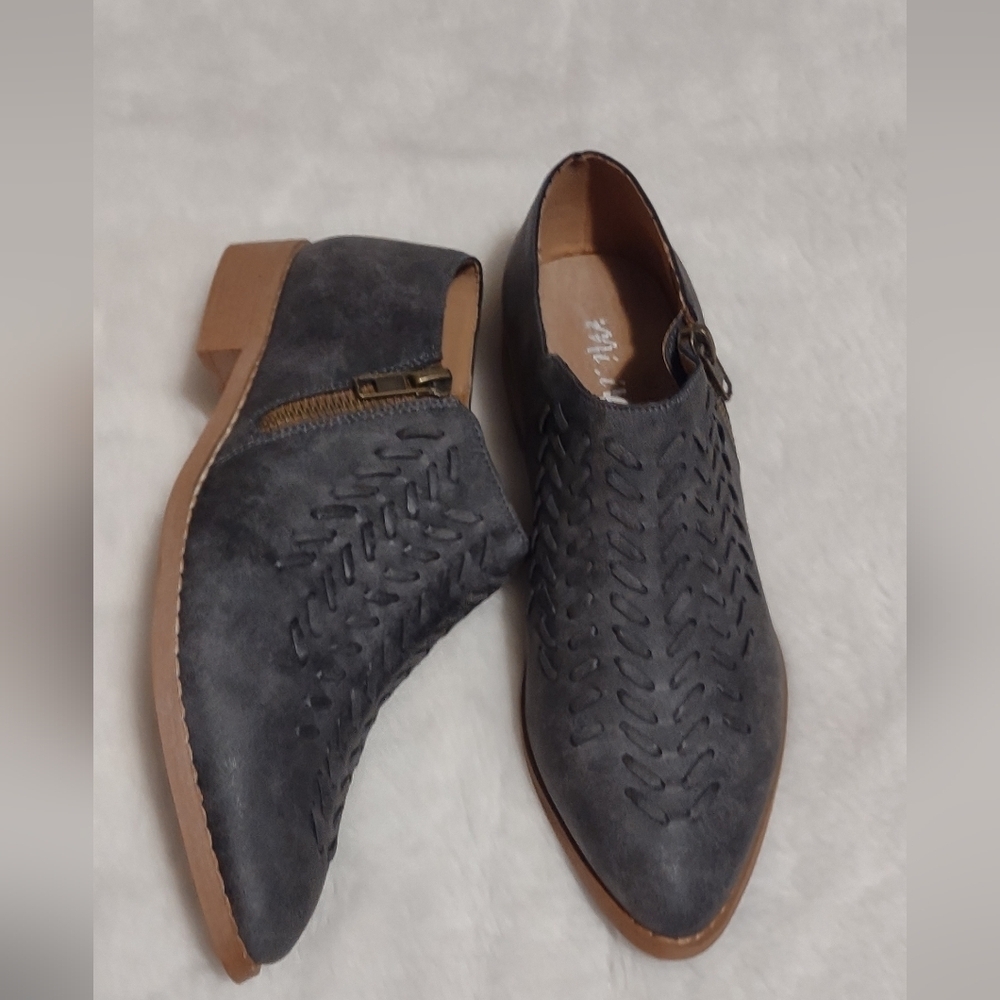 Mi.iM Gray and Brown Flats with Textured Design